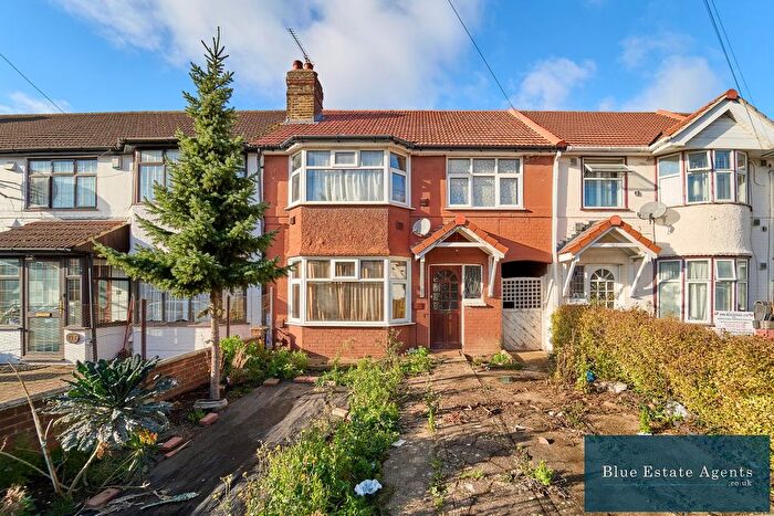 3 Bedroom Terraced House For Sale In Ash Grove, Hounslow, TW5