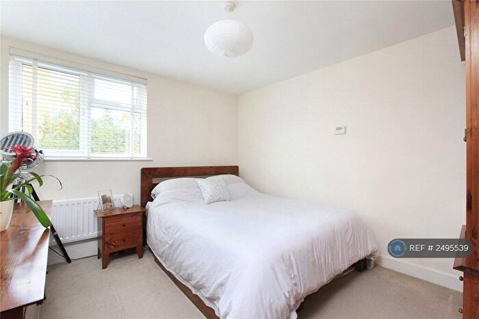 3 Bedroom Flat To Rent In Limerick Close, Lambeth, London, SW12