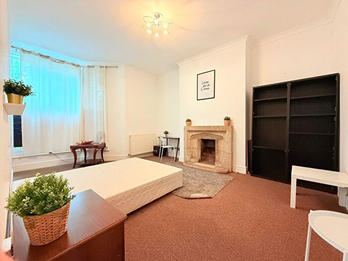 2 Bedroom Flat To Rent In Warwick Gardens, Kensington, London, W14