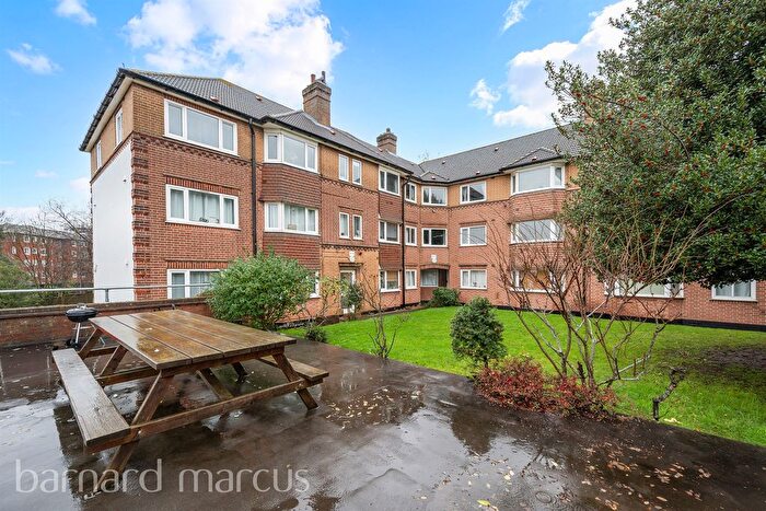 2 Bedroom Flat For Sale In South Bank, Surbiton, KT6