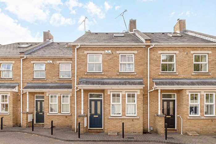 3 Bedroom Property To Rent In Carver Close, Chiswick, W4