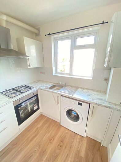 3 Bedroom Flat To Rent In Streatham Vale, London, SW16