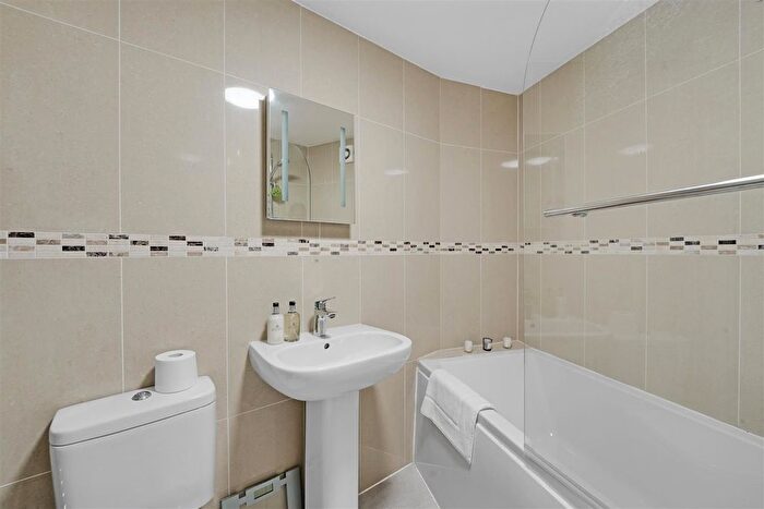 1 Bedroom Flat For Sale In Colne Road, Twickenham, TW2