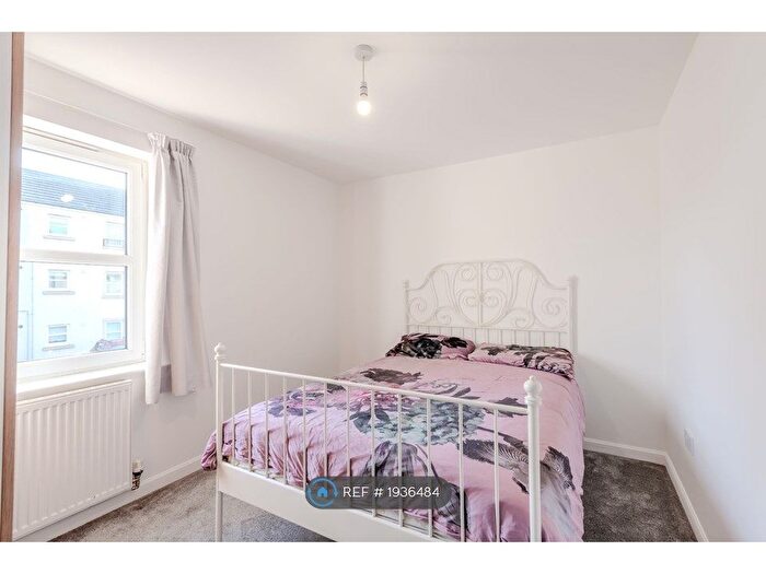 2 Bedroom Flat To Rent In Bughtlin Market, Edinburgh, EH12