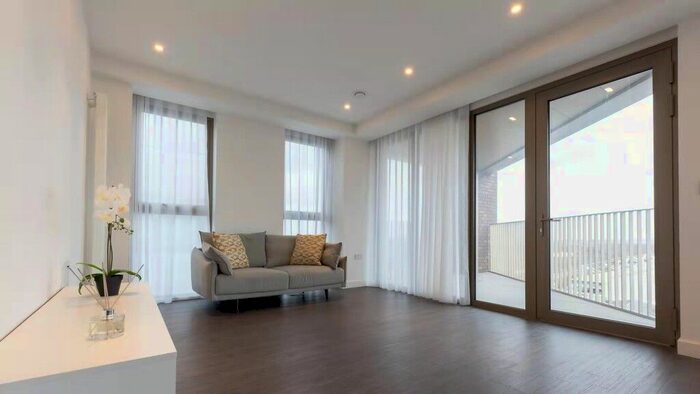 3 Bedroom Flat To Rent In Western Gateway, London E16