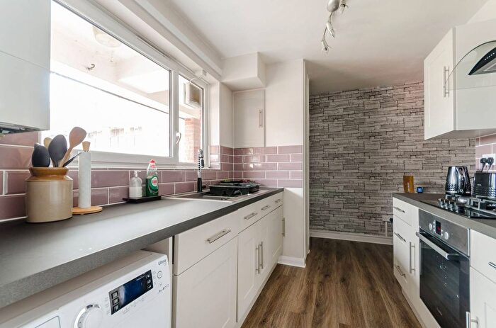 2 Bedroom Maisonette For Sale In Clarence Lane, Roehampton, London, SW15
