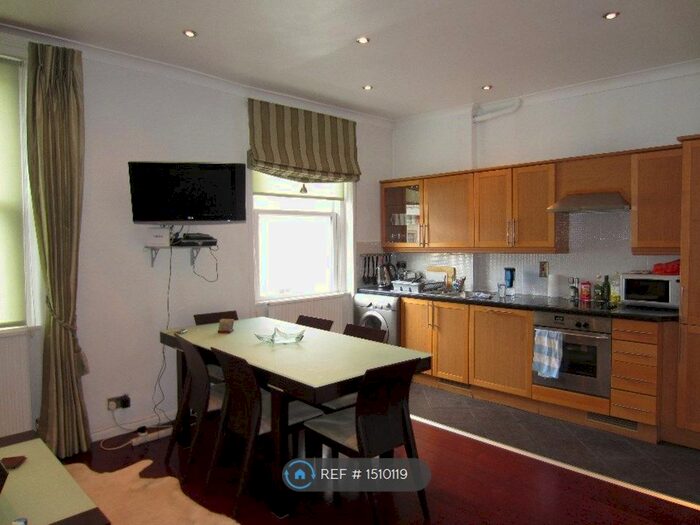 2 Bedroom Flat To Rent In Gloucester Terrace, London, W2