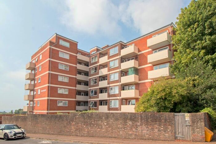 2 Bedroom Flat To Rent In Greenways, Highlands Road, Portslade, Brighton, BN41