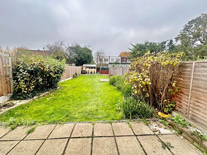 3 Bedroom House To Rent In Chestnut Grove, Ilford, IG6