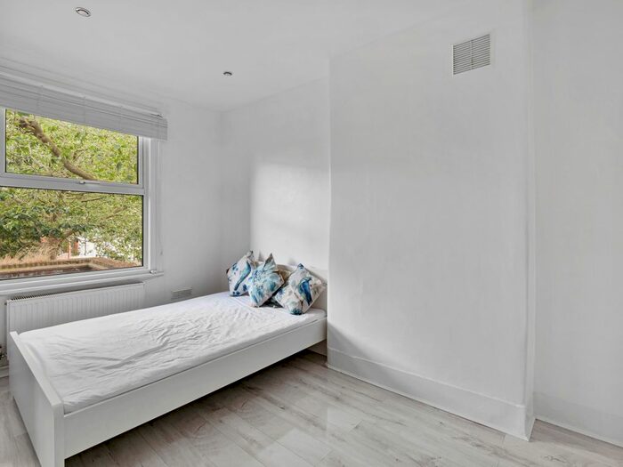 1 Bedroom Flat To Rent In Preston Close, London, SE1