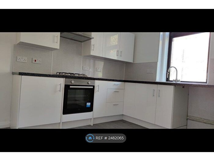 3 Bedroom Flat To Rent In Sandeman, Dundee, DD3