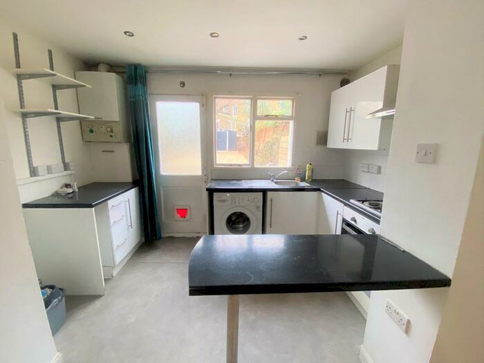 1 Bedroom Ground Maisonette To Rent In Lower Ground Floor, Drayton Park, N5