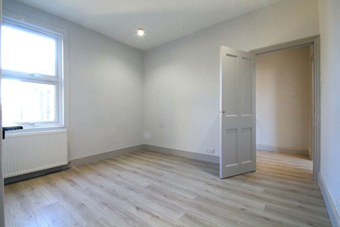 1 Bedroom Flat To Rent In Woodlands Park Road, Haringey, N15