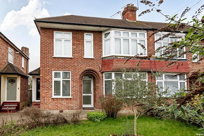 2 Bedroom Flat For Sale In Myddleton Avenue, Enfield, London, Uk, EN1