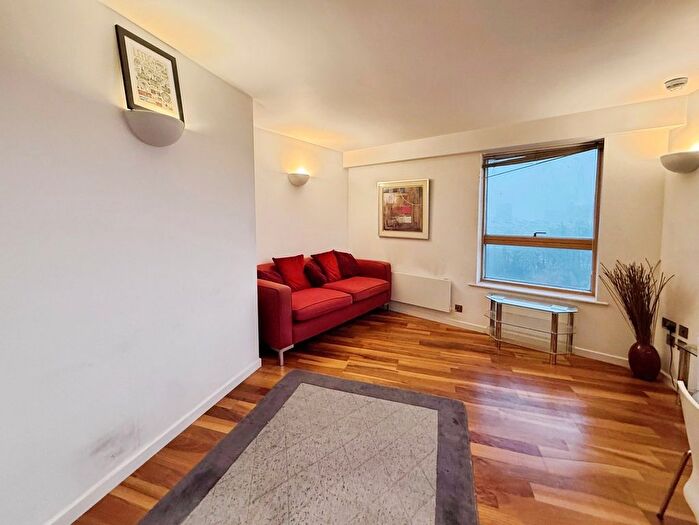 1 Bedroom Flat To Rent In Riverside Way, Leeds, West Yorkshire, LS1