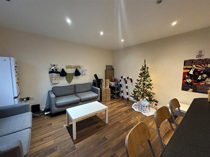 5 Bedroom Terraced House To Rent In Royal Park Grove, Hyde Park, Leeds, LS6