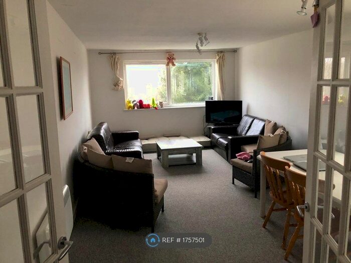 2 Bedroom Flat To Rent In Brandville Gardens, Ilford, IG6