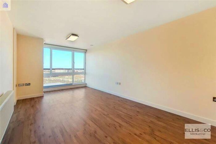 2 Bedroom Flat To Rent In The Green, Southall UB2