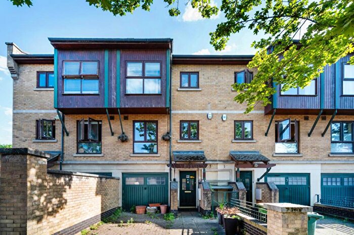 3 Bedroom Terraced House For Sale In Hanover Avenue, London, E16