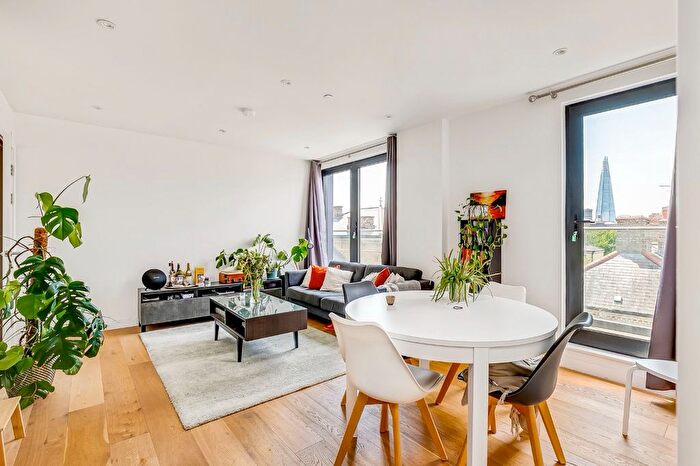 2 Bedroom Flat For Sale In Luxe Tower, Dock Street, Tower Hill, E1