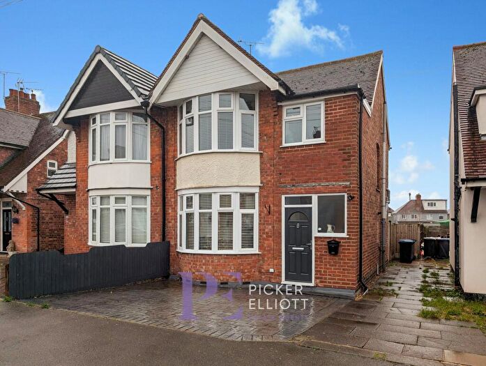 3 Bedroom Semi-Detached House For Sale In Beaumont Avenue, Hinckley, LE10