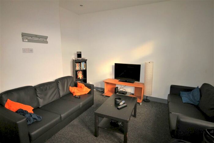 6 Bedroom Flat To Rent In Brudenell Road, Hyde Park, Leeds, LS6