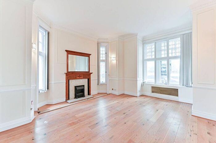 3 Bedroom Maisonette To Rent In Embankment Gardens, Chelsea, London, SW3