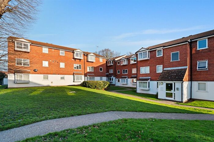 2 Bedroom Flat For Sale In Heathdene Drive, Belvedere, Kent, DA17