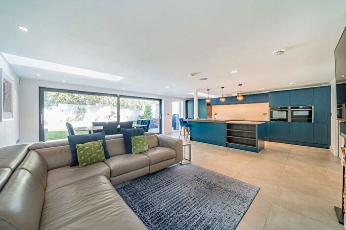 6 Bedroom Detached House To Rent In Hollies Close, London, SW16