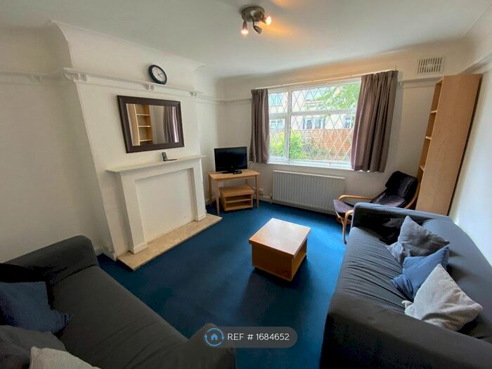 4 Bedroom Semi-Detached House To Rent In Buckingham Road, Leeds, LS6