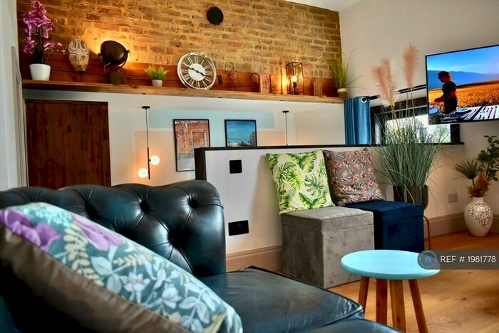 1 Bedroom Flat To Rent In King Charles Road, Surbiton, KT5