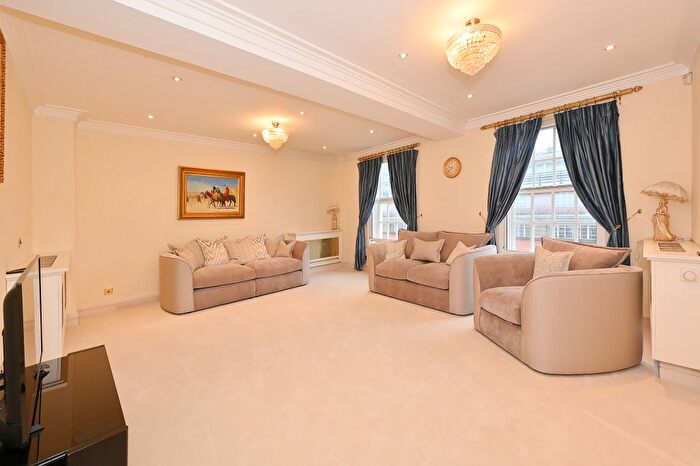 3 Bedroom Flat To Rent In Park Street, London, W1K