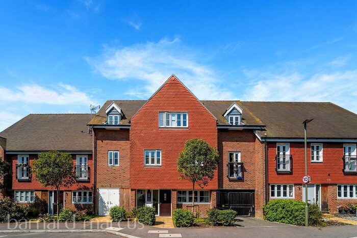 2 Bedroom Flat To Rent In Dover Road, Tadworth, KT20