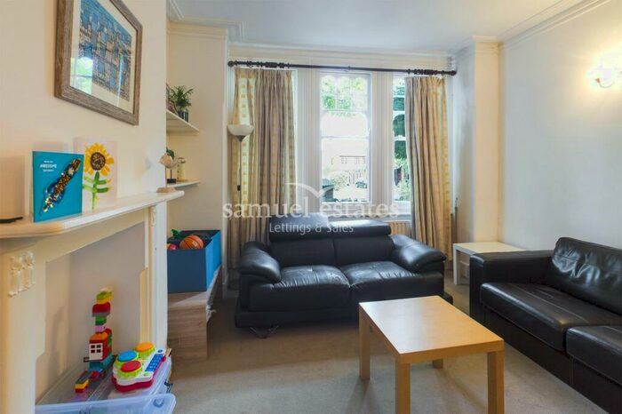 3 Bedroom Flat To Rent In Weir Road, Balham, SW12