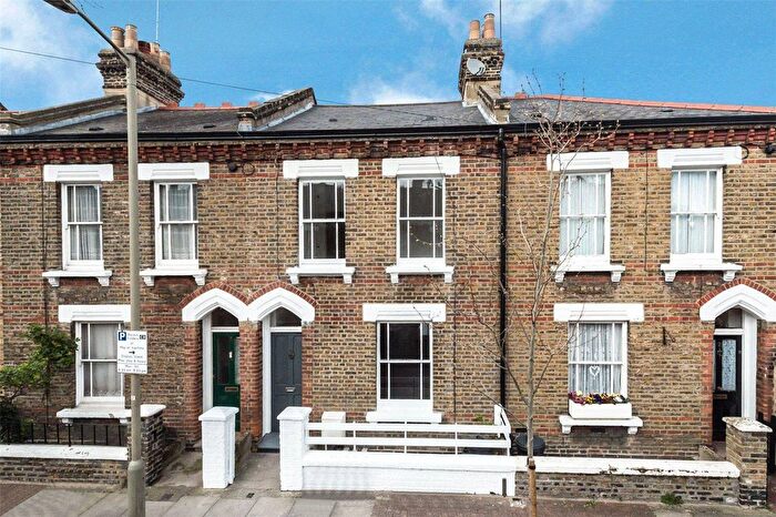 2 Bedroom Flat To Rent In Morrison Road, Shaftesbury Estate, London, SW11