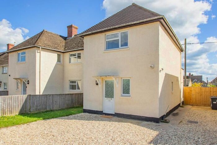 3 Bedroom Semi-Detached House To Rent In Mirfield Road, Witney, Oxon, OX28