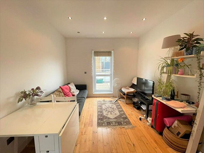 3 Bedroom Flat To Rent In Hornsey Road, London, N19