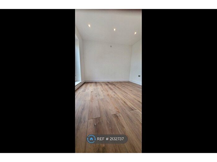 2 Bedroom Flat To Rent In Balham High Road, London, SW17
