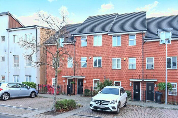 4 Bedroom Town House To Rent In Gweal Avenue, Reading, Berkshire, RG2