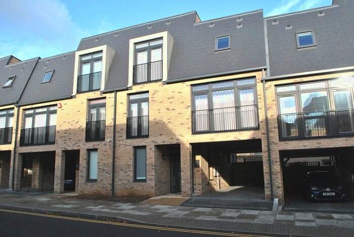 4 Bedroom Town House To Rent In Helios Way, Barnet EN5