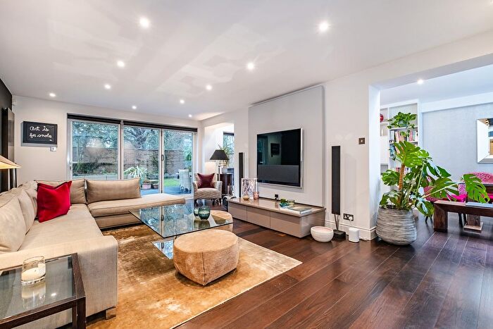 2 Bedroom Flat To Rent In Somerset Road, London, SW19