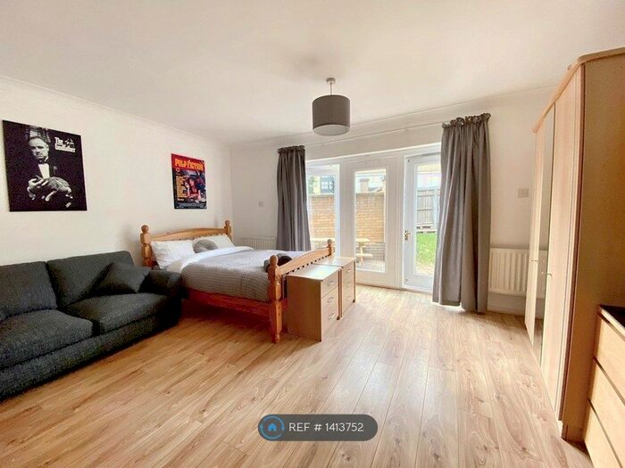Studio To Rent In Gatcombe Road, London, E16
