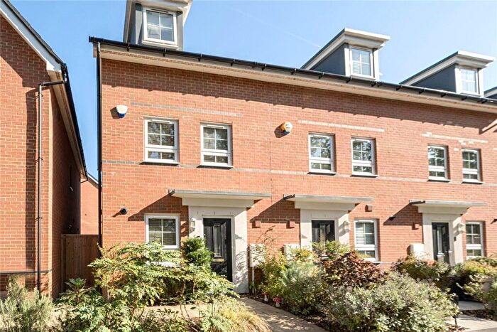 3 Bedroom End Of Terrace House For Sale In Blackbess Lane, Chertsey, Surrey, KT16