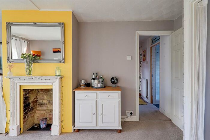 1 Bedroom Flat For Sale In Chapel Close, Wick, Littlehampton, BN17