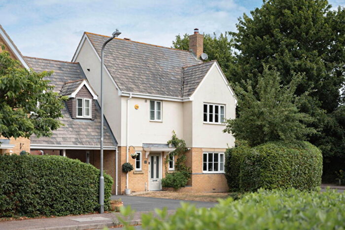 4 Bedroom Link Detached House For Sale In Castle Close, Pitstone, Buckinghamshire, LU7