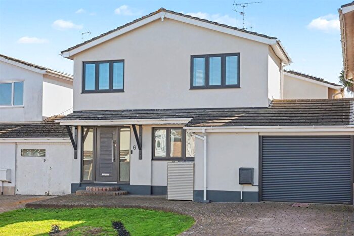 4 Bedroom Link Detached House For Sale In Woodpond Avenue, Hockley, SS5