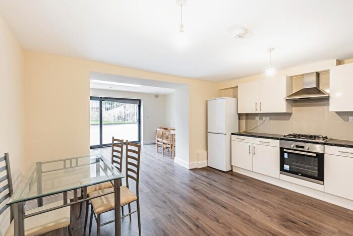 3 Bedroom Flat To Rent In Old Devonshire Road, Balham, London, SW12