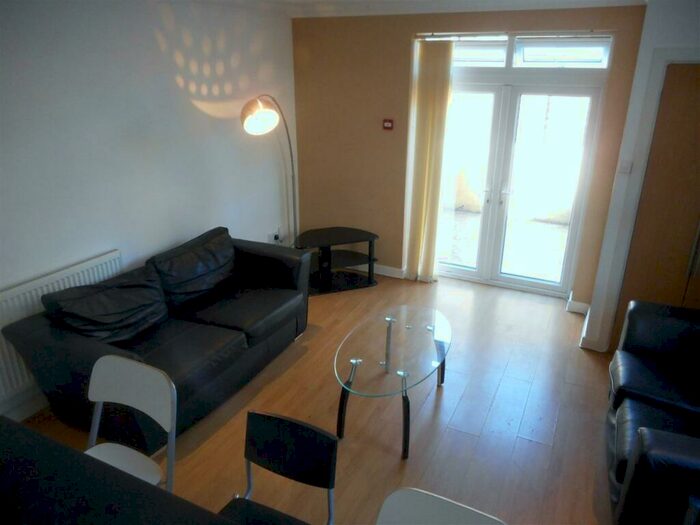 3 Bedroom Flat To Rent In Richmond Road, Cardiff, CF24