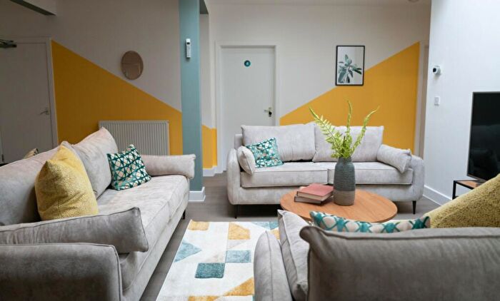 3 Bedroom Flat To Rent In Dickenson Road, Manchester, M13