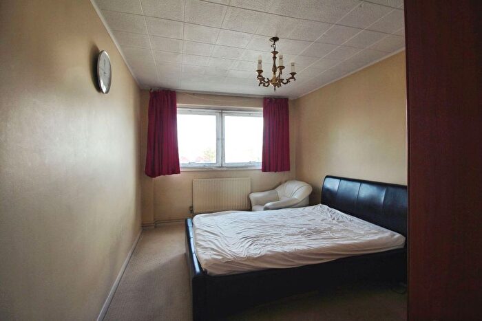 2 Bedroom Flat To Rent In Deanswood, London, N11